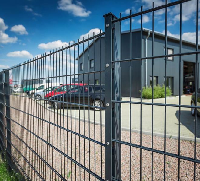 Doppelstabmatten 656 als Parkplatz-Zaun