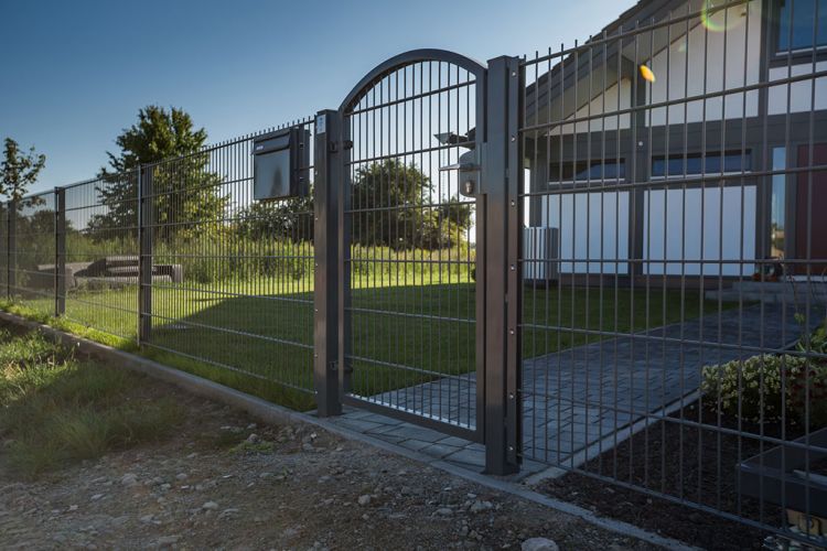 Doppelstabmatten verschönern: So kann man die Mattenzäune ästhetisch aufwerten