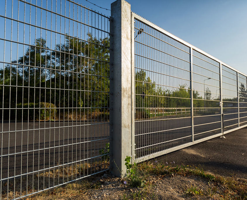 Projekt 34: Verzinkte Gittermatten mit Kletterschutz für Tor und Zaun