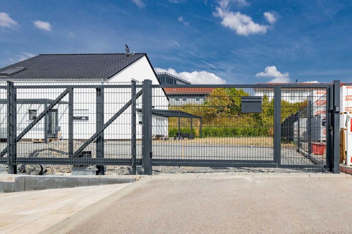 Projekt 43 Zaun mit rechteckigem Schiebetor und Gartentür