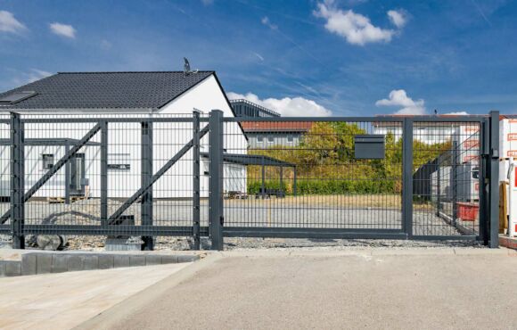 Projekt 43: Zaun mit rechteckigem Schiebetor und Gartentür