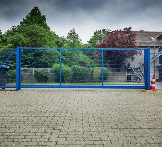 Doppelstabmatten-Schiebetor in Blau