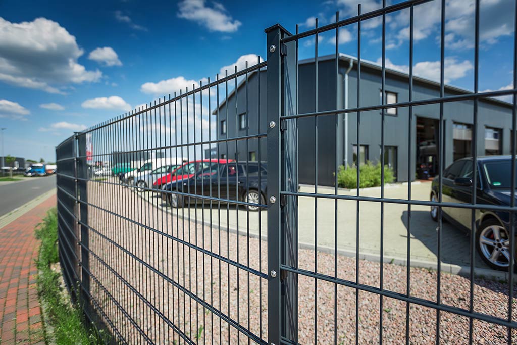 Stabmattenzaun aus Polen als Industriezaun Stabmattenzaun aus Polen als Industriezaun