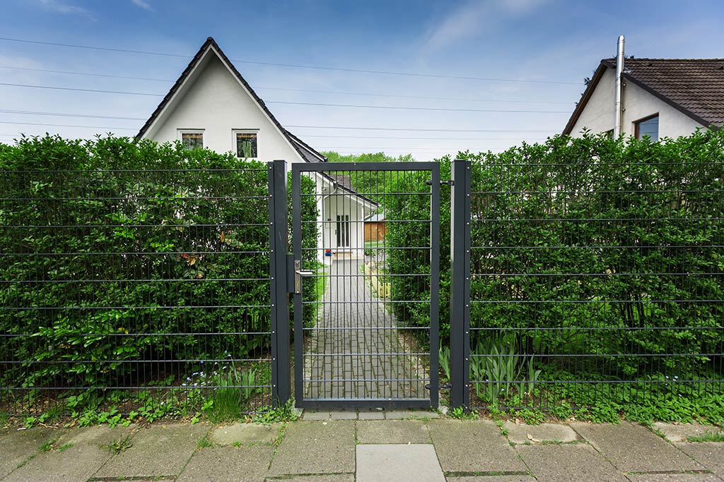 Projekt 07 Doppelstabmatten 656 als Gartenzaun